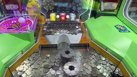 Dave & Busters Arcade - Angry Birds Coin Pusher - Winning A Tower of Coins