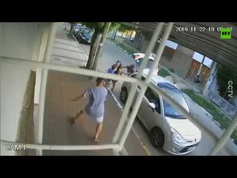 პატარა ბიჭუნა მძარცველებისგან დედის დაცვას ცდილობს - სათვალთვალო კამერის ჩანაწერი