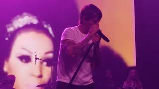 Anthony Kiedis performing Walk on the Wild Side at the Above Ground concert.