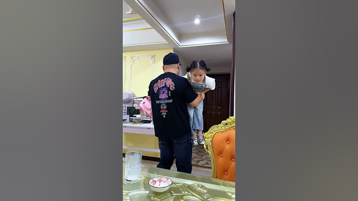 Cute baby eats ink in the morning, but dad can’t stand it and eats it for her