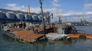 Dans le port de Marioupol dévasté, avec les bombardements d'Azovstal en fond sonore | AFP