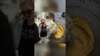Официант проучил наглую девочку #юмор #прикол