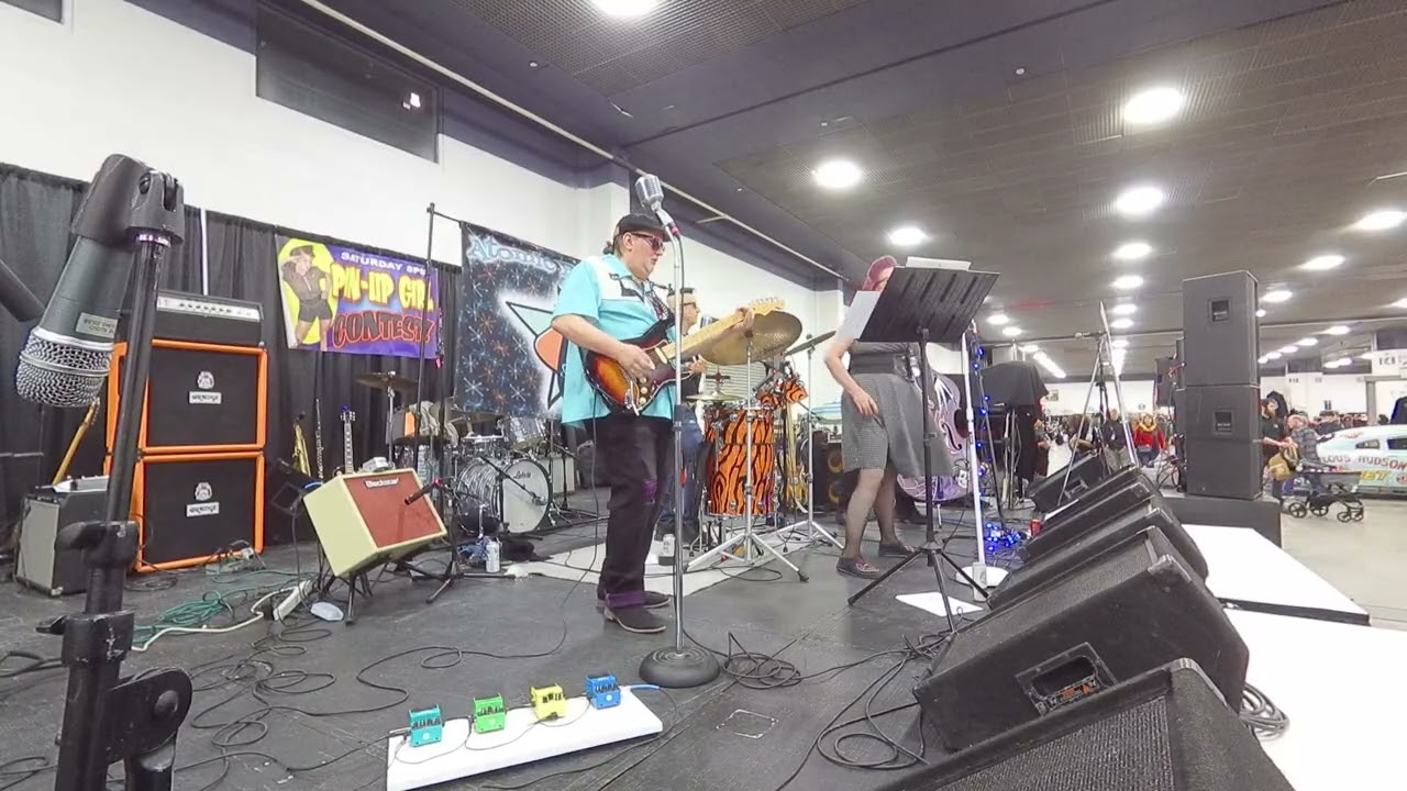 Atomic Bombcatz LIVE at Detroit Autorama 2026 : "Boots", "Munster-Lu", "Chrome & Fire" adlı videoyu YouTube'da izle Atomic Bombcatz LIVE at Detroit Autorama 2026 : "Boots", "Munster-Lu", "Chrome & Fire" adlı videoyu YouTube'da izle