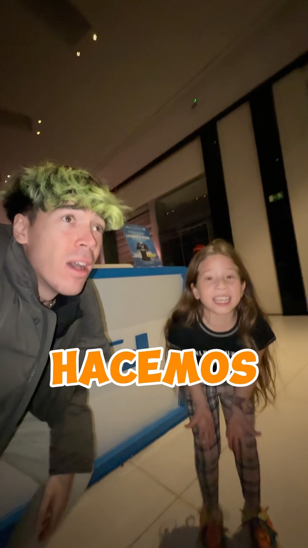 Una NIÑA se DESMAYA y me PIDE AYUDA!