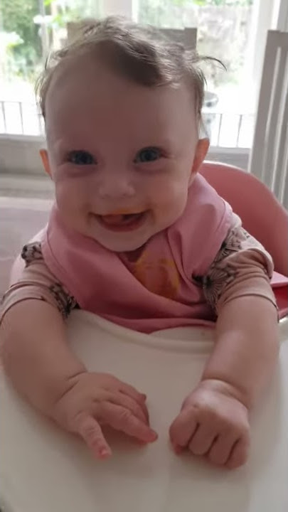 Luna testar mat första gången