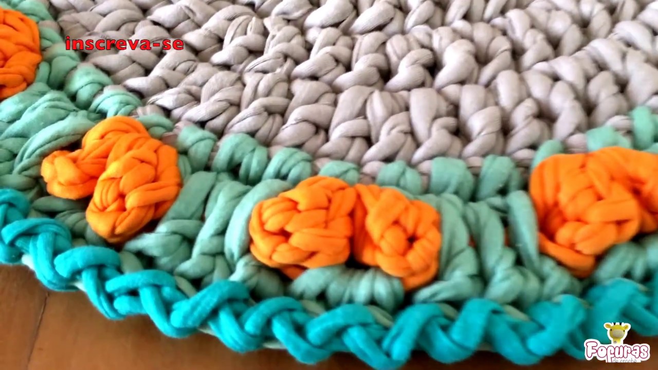 Sousplat em fio de malha com borda de coração em relevo