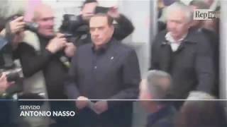 Silvio Berlusconi aggredito da donna nuda a Milano al seggio 4 marzo 2018