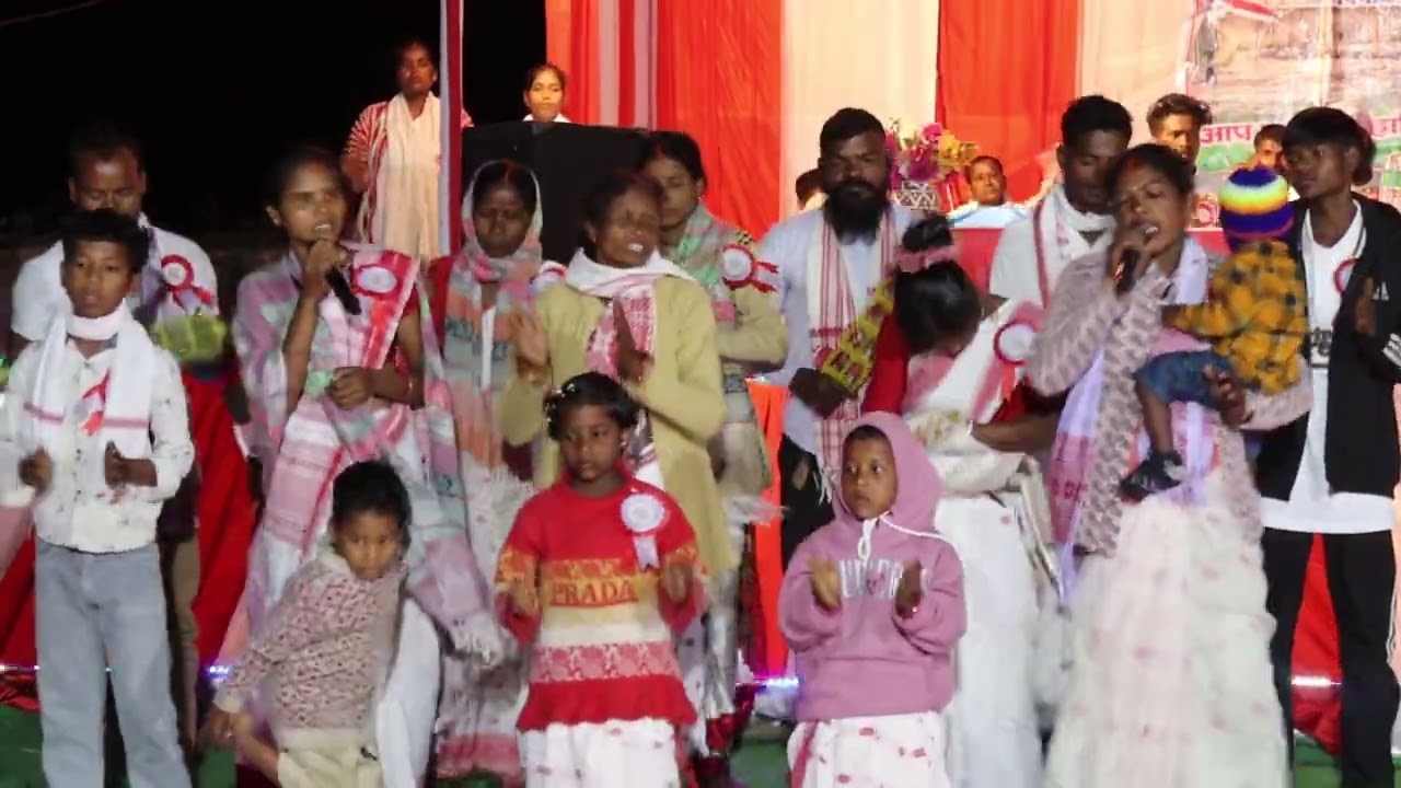 सरना प्रार्थना सभा लमकाना बेड़ों, में 🌿 रातु बड़का टोली का भजन मंडली के द्वारा सुंदर भजन करते हुए 