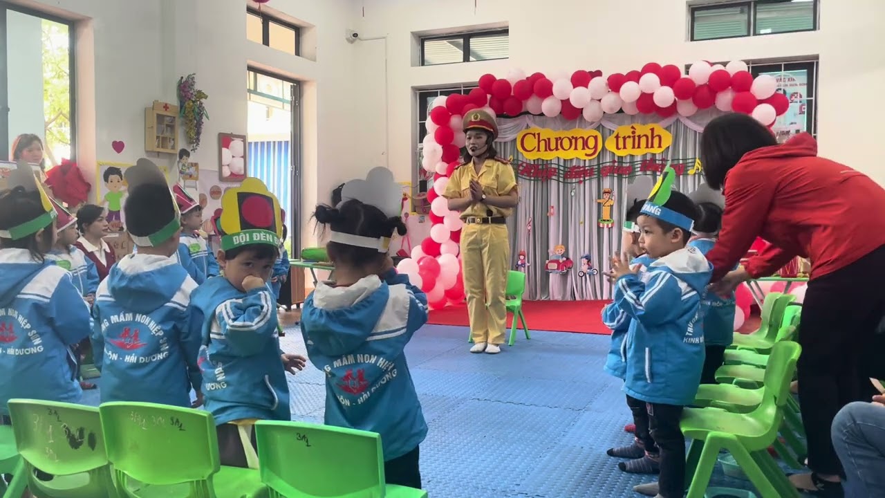 Âm nhạc: Dạy vận động theo phách: Em đi qua ngã tư đường phố.