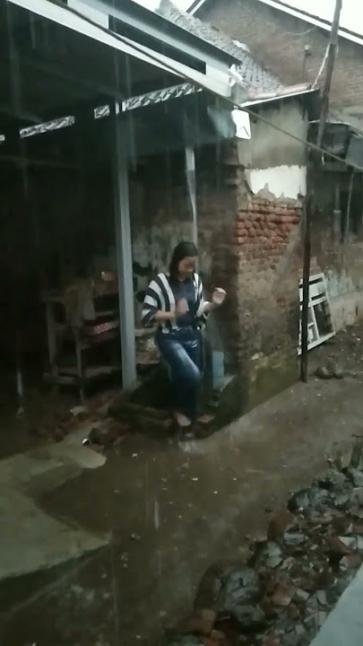 viral gadis mandi air hujan #shorts #viral #like #subscribe #comment