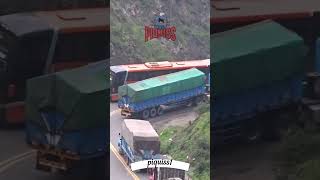 Bus Y Trailero Se Encuentran En Plena Curva.