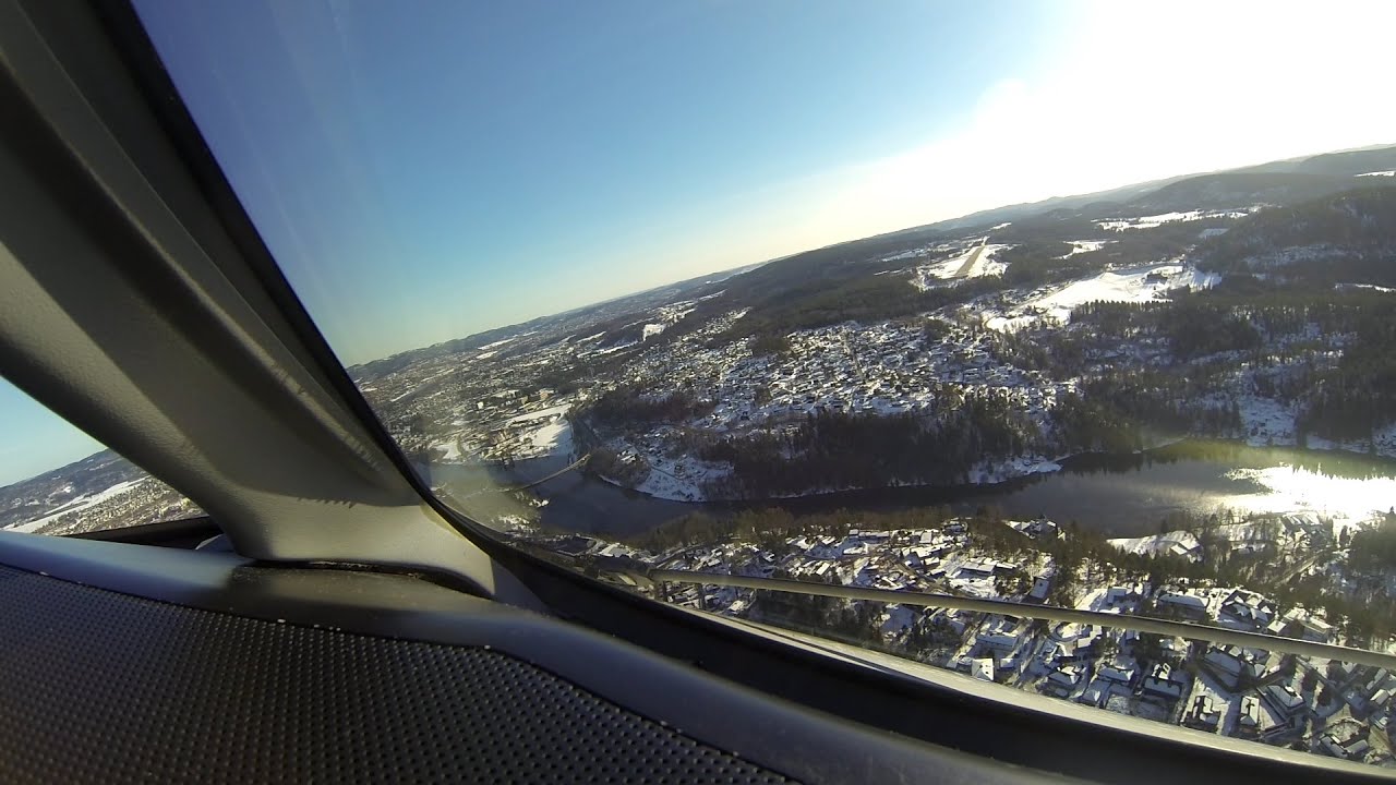 Wideroe Dash 8 300 cockpit view landing Skien, Norway