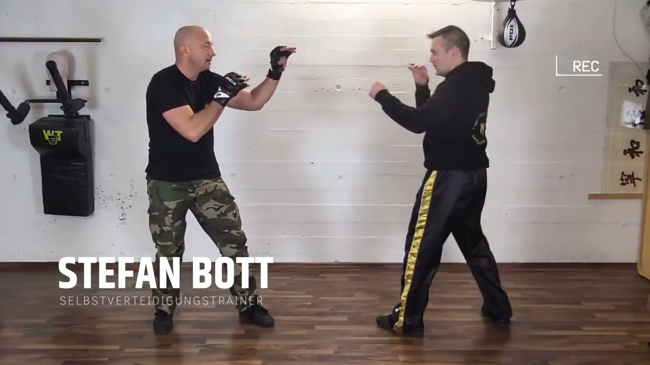 Schlagaufnahme mit Kick zum Bein und anschließendem Konter