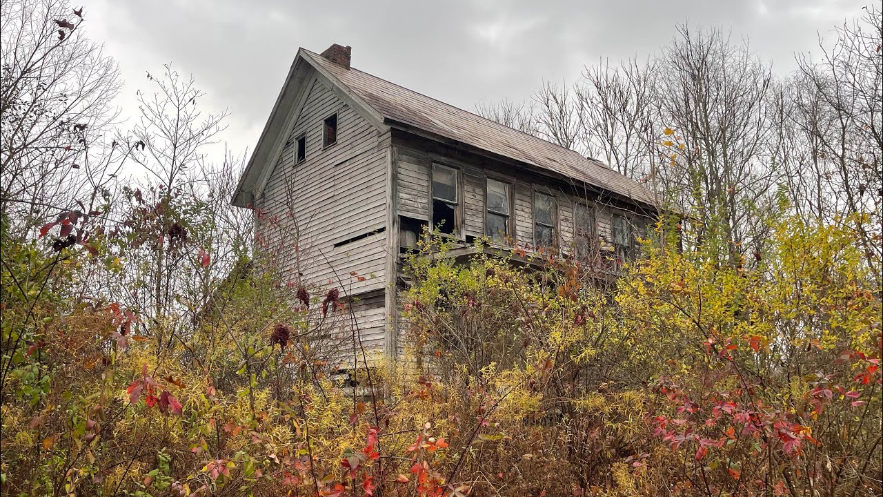 Разрушающийся полноразмерный фермерский дом в колониальном стиле, построенный более 165 лет назад...