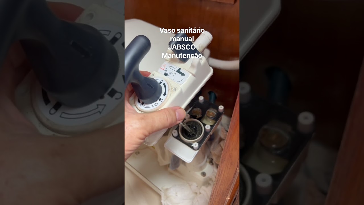⁣Veleiro Lampejo: manutenção vaso sanitário Jabsco. #sailing #sailboat #ubatuba #veleiros