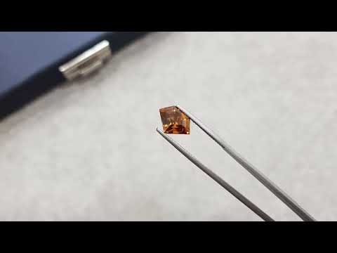 Intense brown zircon from Tanzania 5.07 ct Video  № 2