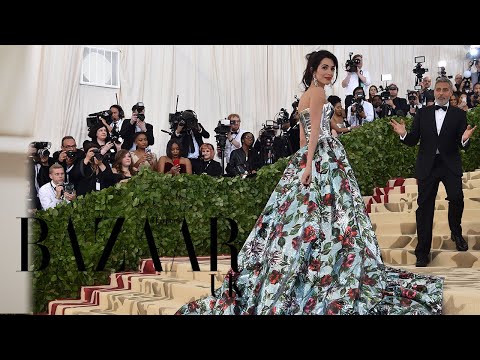 Video: Yuav Ua Li Cas Amal Clooney Poob Nrog Tom Ford Dhau Ntawm Met Gala