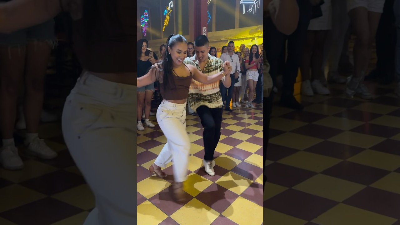 Tirando paso  en la sucursal del cielo.  Estilo de baile cale&ntilde;o 🔥. #salsacalena #dance #salsa