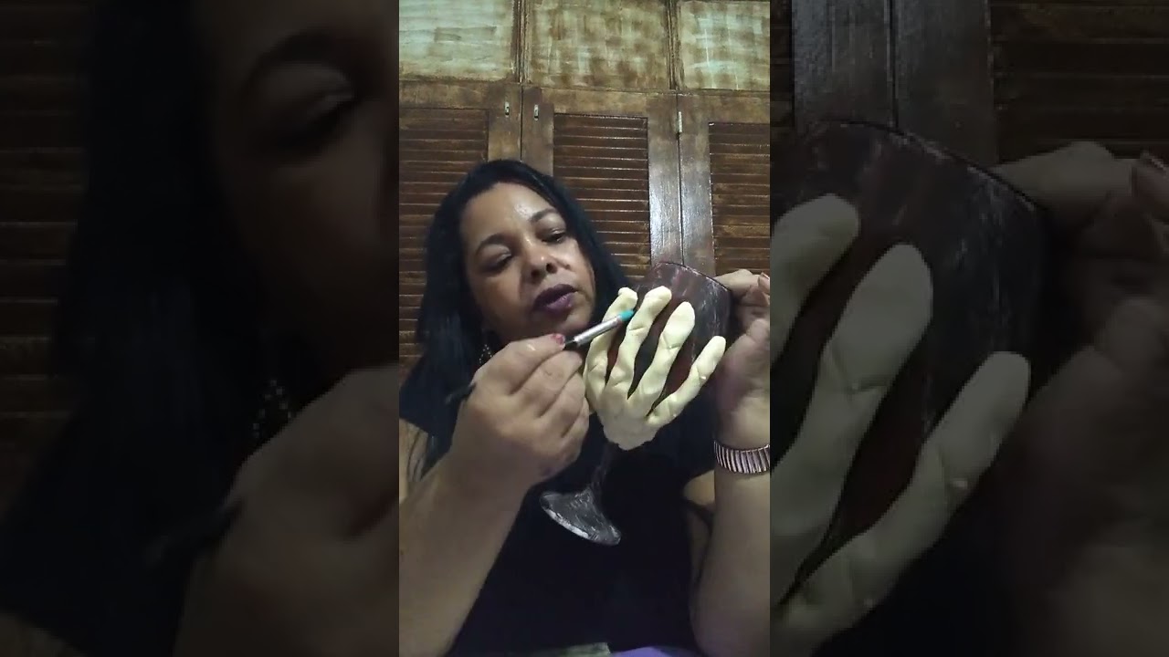 ensinando a fazer taça com mão de caveira/stragan@leila.artesdoaxe