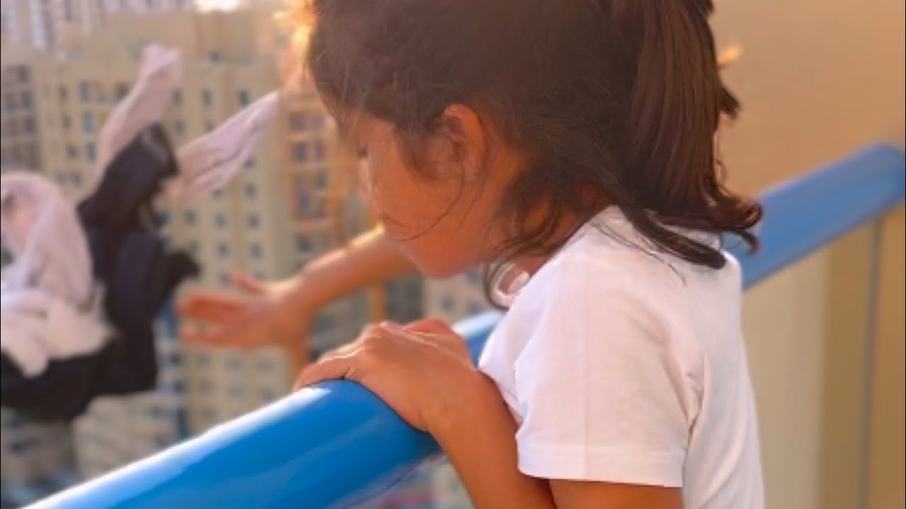 طفله رمت ملابسها من طابق 40 على الرجل وطلبت منه المساعدة لكن لن تصدق عندما صعد الى بيتها ماذاحصل؟