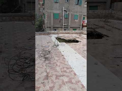 بالرغم ان مبلط السطح شوف السقف وقع