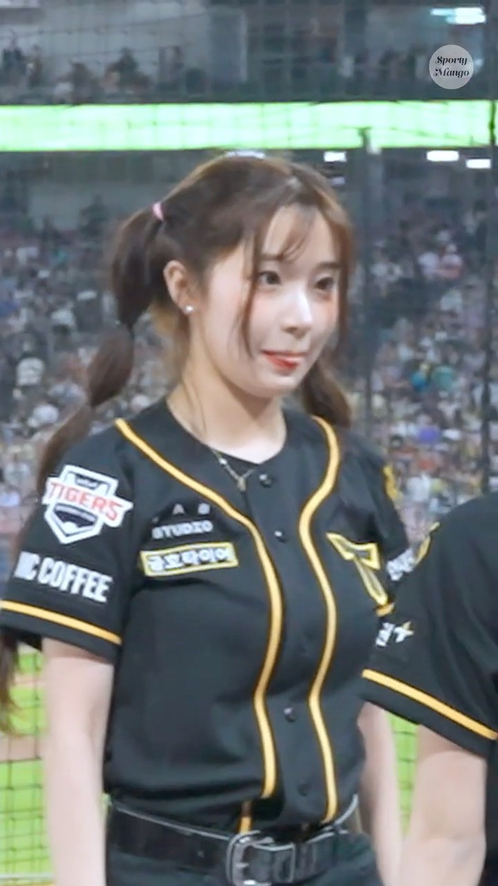 Lee Ju-eun cheerleader who is embarrassed at the thought of touching her friend's hip