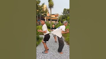 Cậu bé tốt bụng gỡ áo bị mắc cho hai ông cháu bằng Mẹo vặt cuộc sống ✂️👕🔥😂😱👶🧒🤯#shorts#cute👼🥳