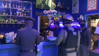 Pattaya Police Raid Bar On Beach Road Allegedly Selling Alcohol And Breaking Covid-19 Rules.