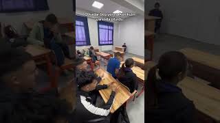 O Kadar Boş Yer Varken Kızın Yanına Oturdu