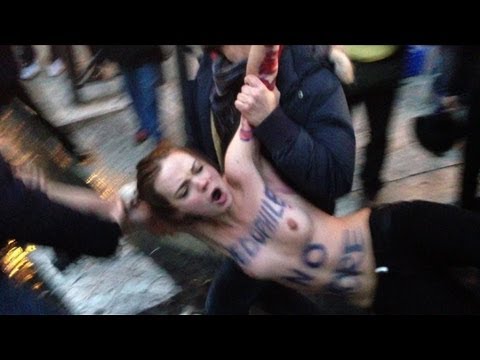 Manifestantes com seios de fora na Praça de São Pedro