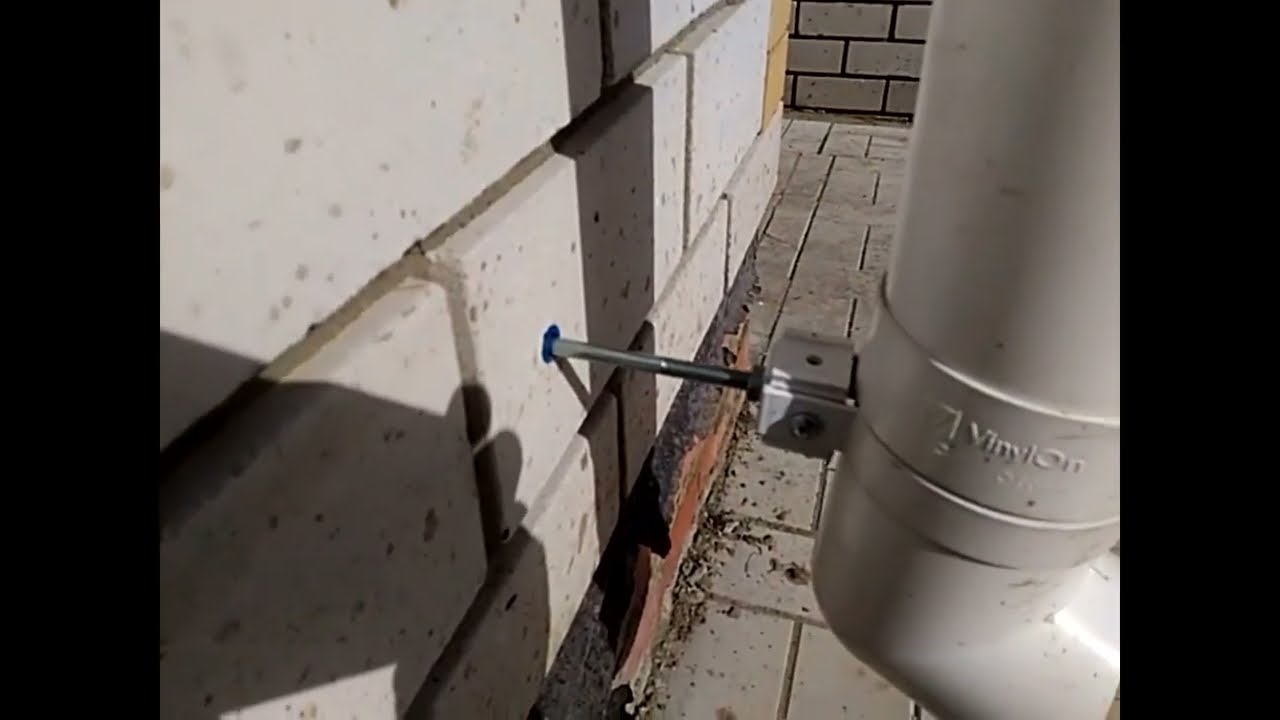 Замена крепления к стене гаража водосточной трубы. - YouTube