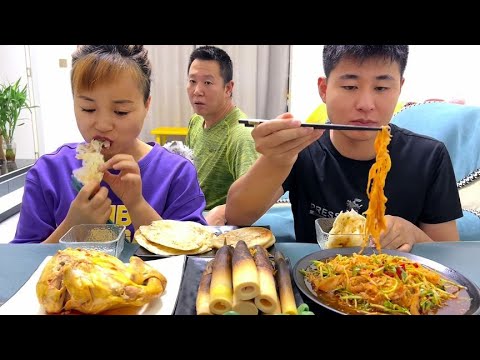 看来孩子还是对我好多一点#eating show#eating challenge#husband and wife eating food#eating#mukbang #asmr eating