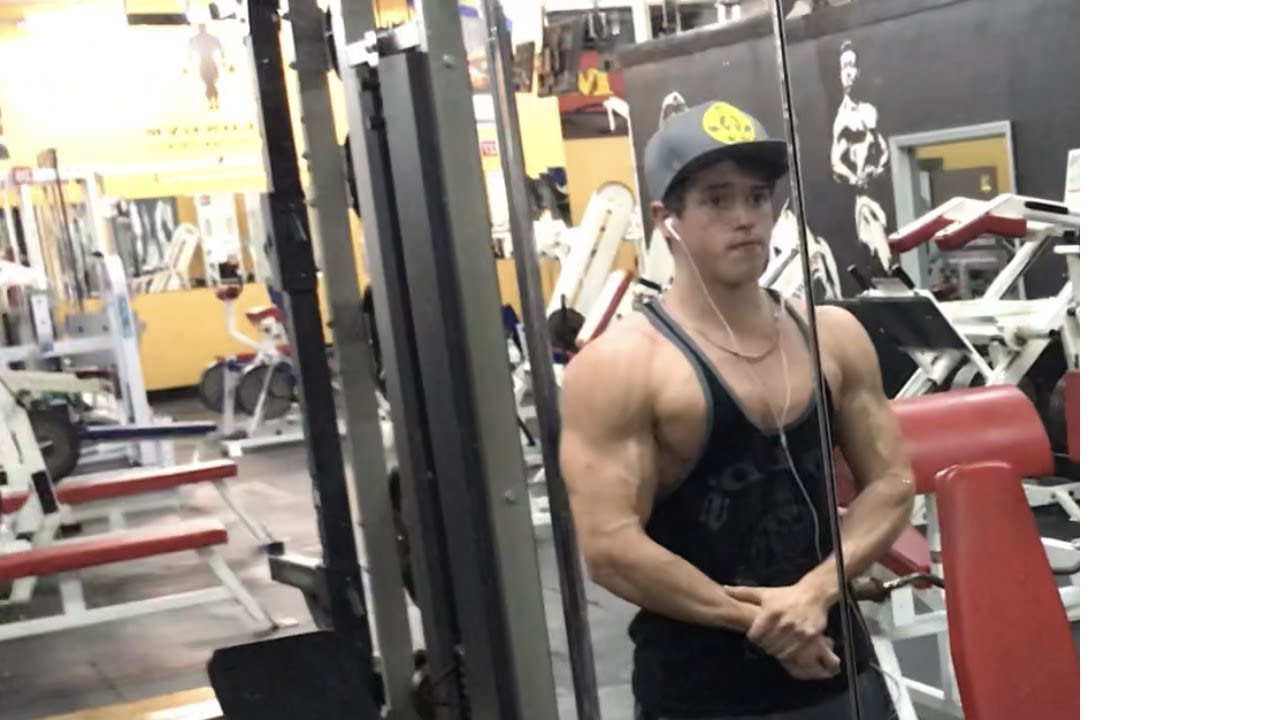 17 Year old Bodybuilder Chest Workout at Golds Gym - YouTube