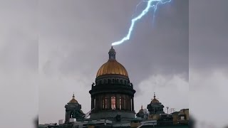 Гроза в Санкт-Петербурге. Молнии бьют в Исаакиевский собор и Лахта Центр