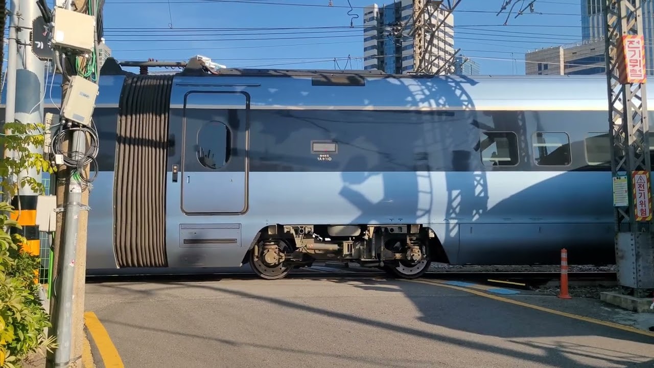 (건널목에서 신호대기로 정차)경의중앙선 용산역 인근 백빈건널목 