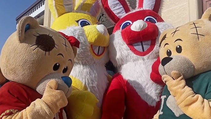 Qolini uning eshagiga tiqdi Bir erkak gozal ayolning keng dumbalarini qora rangda opadi