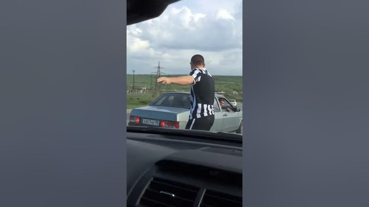 Вид из окна машины на трассе. Дорога в даль. Дорога вперед. Вид из машины на дорогу. Машина на дороге.