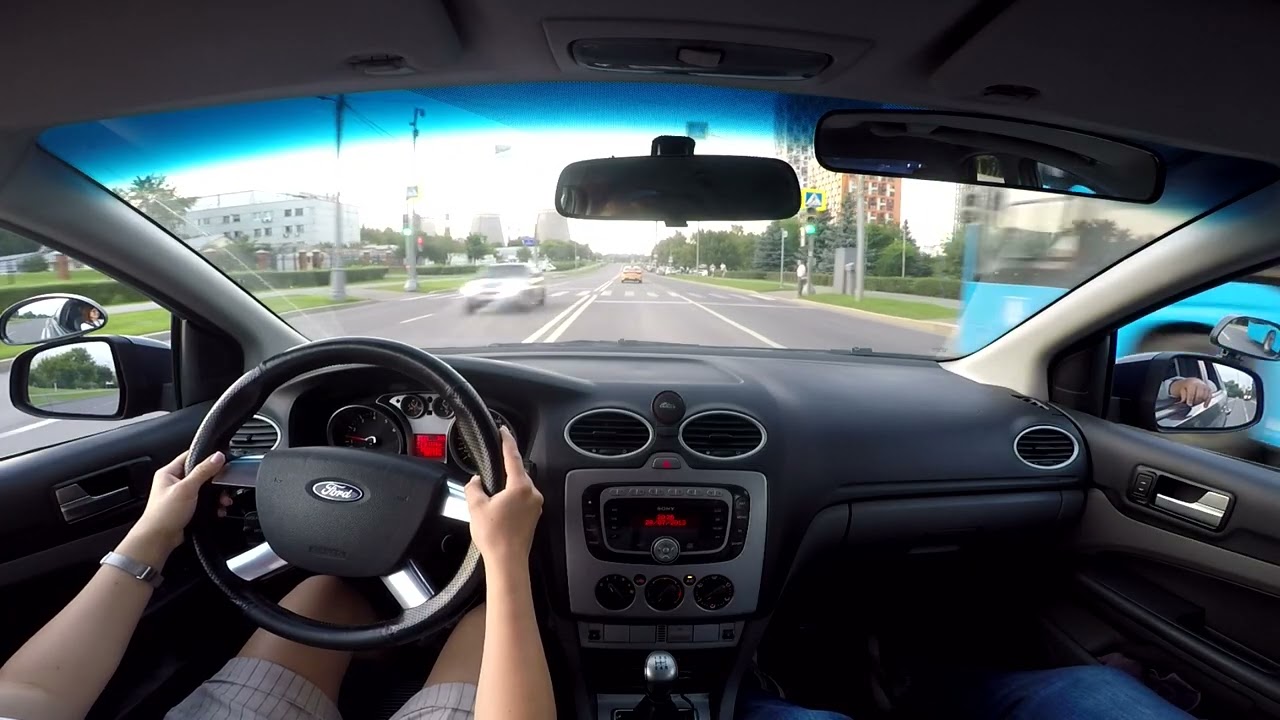 Таксист прыгает в окно между автобусом и нами....