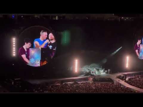 Fan toca “Gravity” en concierto de Coldplay en Monterrey