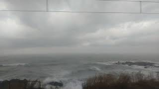 【信越本線】青海川駅→笠島駅（JR東日本E129系電車）車窓の日本海の荒海、走行音、車内アナウンス（新潟県柏崎市）Shinetsu Main Line Niigata JAPAN TRAIN