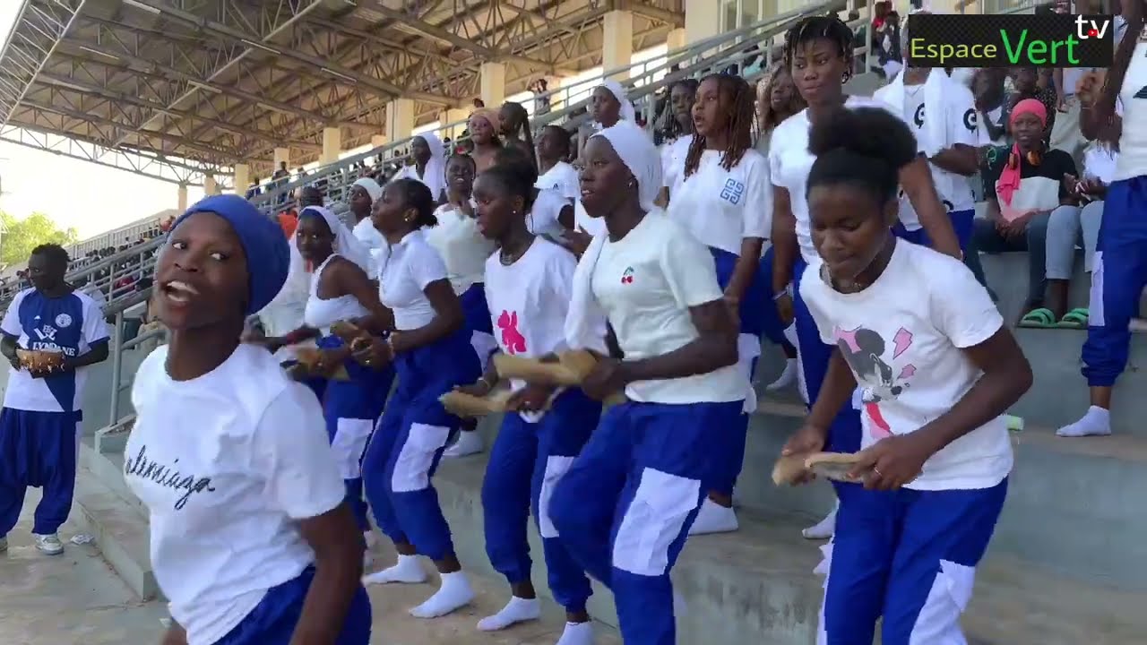 🩸 Ziguinchor : Les supporters de l'ASC Lyndiane montrent leurs talents au stade Aline Sitoé.