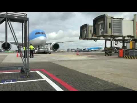 TUI fly 787 botst op aviobrug Schiphol