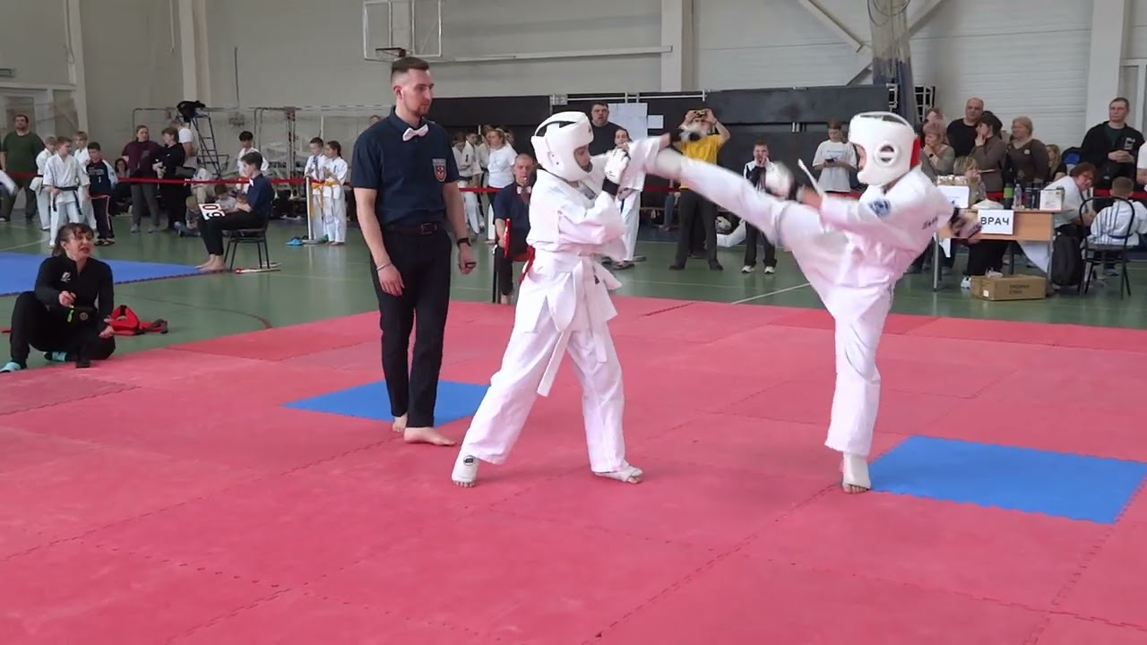 Татами 2. Михайлова Маргарита (СК Киокусинкай "Карелия"), ака - Соловей Дарья (Шисоку-карате).