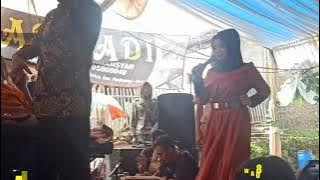 Goyangan lucu teteh yang berkerudung goyang nya parah abis ! dangdut Garut Ade Adi entertainment