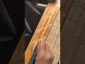 Tallado de un recuerdo en madera