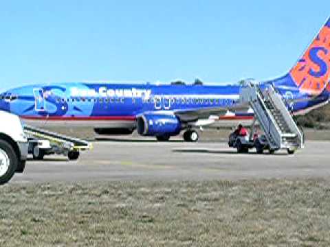 Sun Country Boeing 737-800 taxing at Williamson County Regional Airport, Marion, Illinois