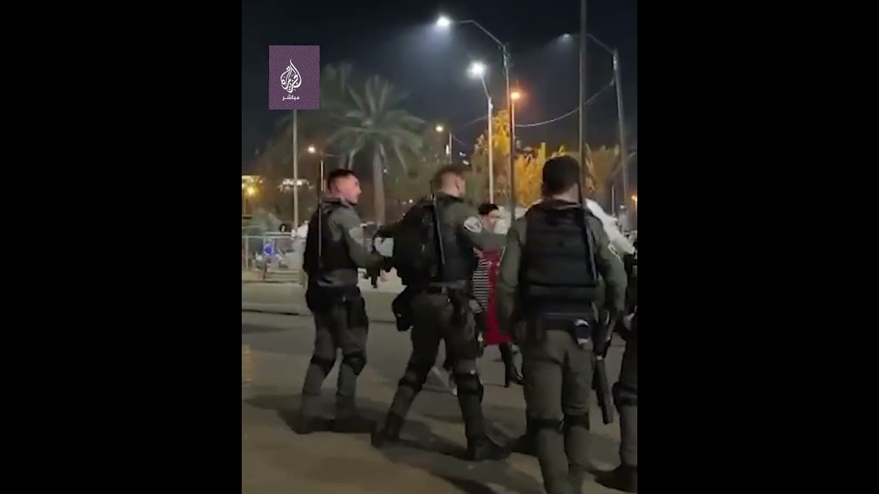 جندي من قوات الاحتلال الإسرائيلي يعتدي على فتى فلسطيني في منطقة باب العامود بالقدس المحتلة