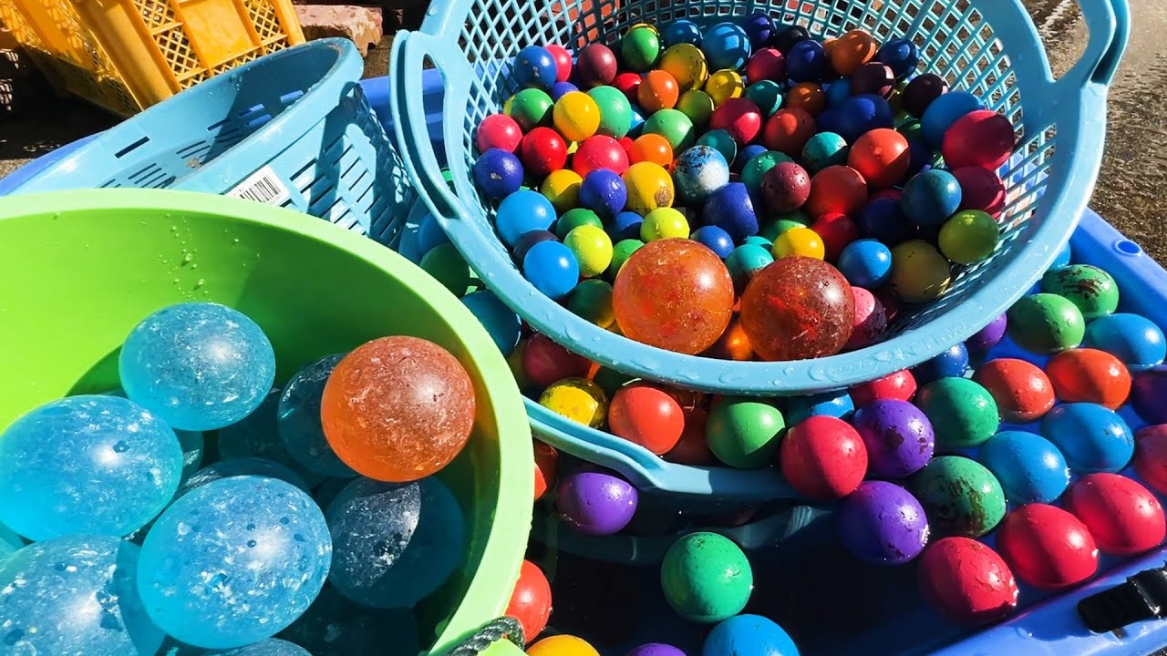 Let's enjoy the marble run live! Colorful balls roll down a handmade wooden slope