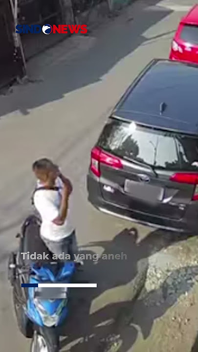 Aksi Pencuri Gasak Ban Serep dalam Hitungan Detik di Cakung