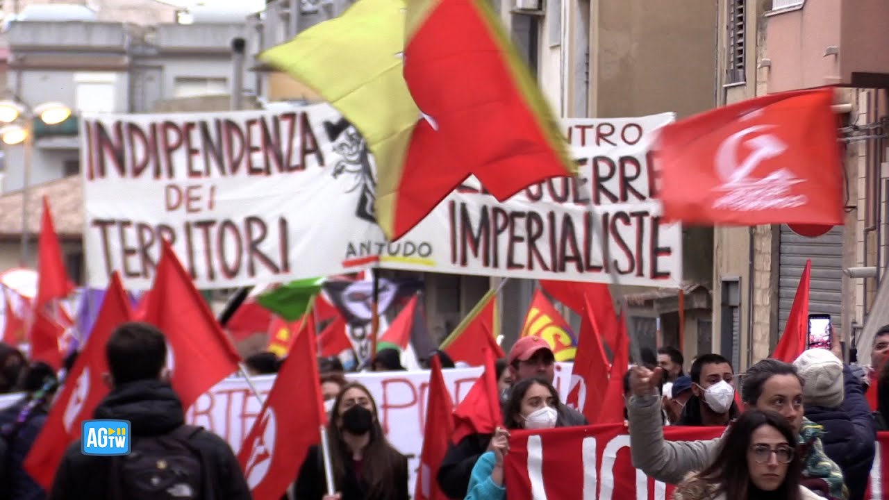 Niscemi, corteo No Muos contro la guerra: «Via la Nato dalla Sicilia»